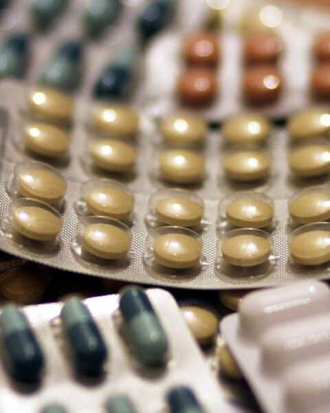 Tabletten auf einem Tisch, symbolisieren neue US-Zölle auf Arzneimittel und Inhaltsstoffe.