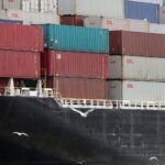 Ein US-Kriegsschiff stoppt ein iranisches Frachtschiff im Golf von Oman.