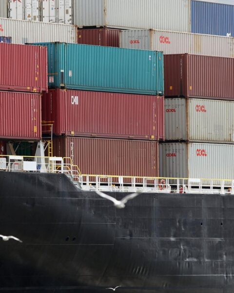 Ein US-Kriegsschiff stoppt ein iranisches Frachtschiff im Golf von Oman.