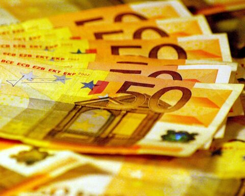 Euroscheine symbolisieren finanzielle Unterstützung für die Renaturierung des Lochbachs in Eichigt.