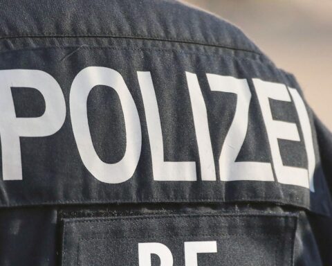 Beschädigte Werbe-Eiswaffel beim Eiscafé, Polizei ermittelt, Zeugen gesucht. Sachschaden 250 Euro.