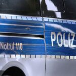 Unfallstelle mit beschädigtem Opel und Lkw, Polizei und Einsatzkräfte vor Ort.