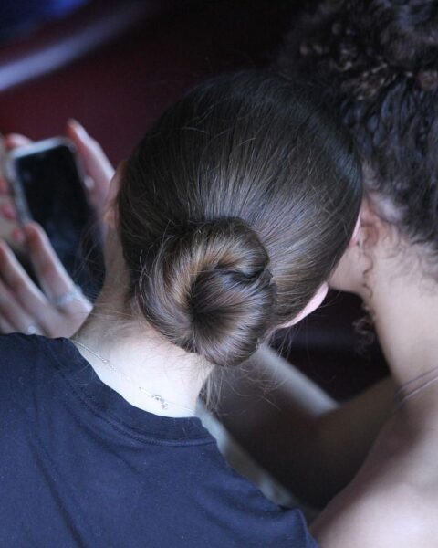 Junge Frauen nutzen Smartphones, um ihr ideales, glückliches Leben in sozialen Medien darzustellen.