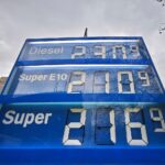 Tankstelle mit hohem Benzinpreis, symbolisiert steigende Energiekosten und staatliche Entlastungsforderungen.