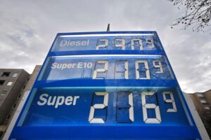 Tankstelle mit hohem Benzinpreis, symbolisiert steigende Energiekosten und staatliche Entlastungsforderungen.