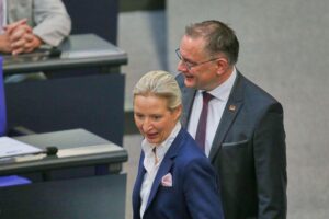 Alice Weidel und Tino Chrupalla präsentieren Erfolge der AfD im aktuellen Meinungsbild.