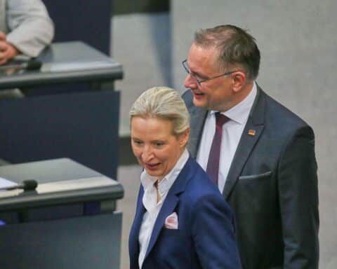 Alice Weidel und Tino Chrupalla präsentieren Erfolge der AfD im aktuellen Meinungsbild.