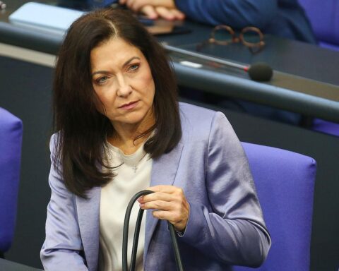 Katherina Reiche im Gespräch mit Industrievertretern, privat am Tisch, ohne Umweltverbände.