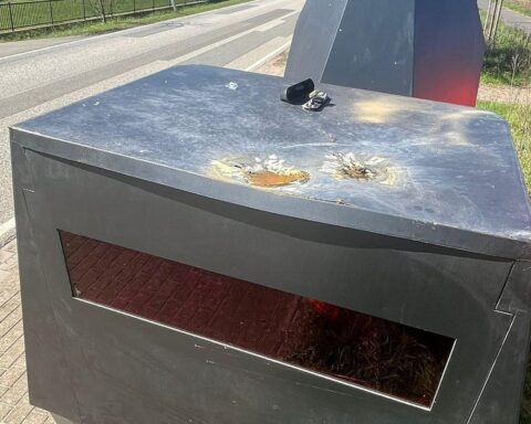 Beschädigter Blitzeranhänger mit Dellen, umgeben von Polizeiabsperrungen in Dreilützow.