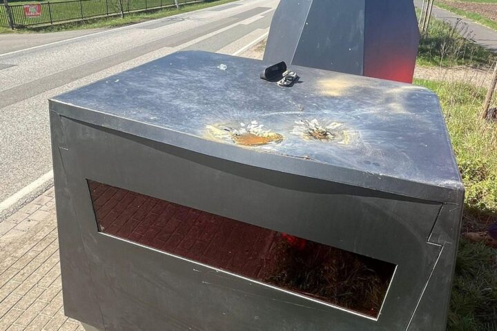 Beschädigter Blitzeranhänger mit Dellen, umgeben von Polizeiabsperrungen in Dreilützow.