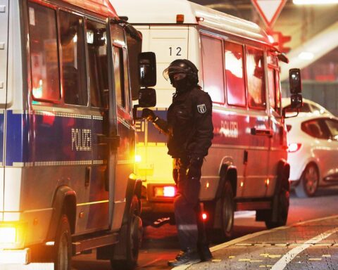 Maskierte Täter schießen auf Lokal in Berlin-Neukölln; Polizei ermittelt wegen versuchter Körperverletzung.