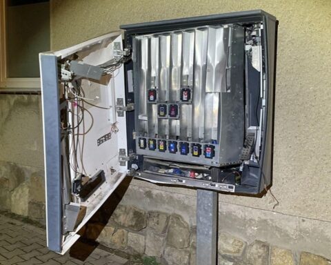 Zigarettenautomat nach Explosion, Polizei sucht Zeugen, Schäden werden auf 5.000 Euro geschätzt.