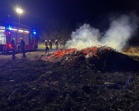 Osterfeuer brennen unkontrolliert; Polizei ermittelt gegen Unbekannten wegen vorsätzlicher Brandstiftung.