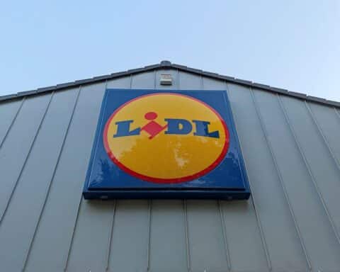 Unfall auf Lidl-Parkplatz: Flüchtiger Fahrer beschädigt Mercedes, Polizei sucht Zeugen.