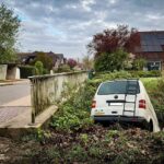 Transporter im Gewässer, Polizei und Feuerwehr bei Bergung, Zeugen gesucht.