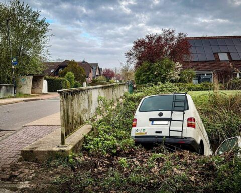 Transporter im Gewässer, Polizei und Feuerwehr bei Bergung, Zeugen gesucht.