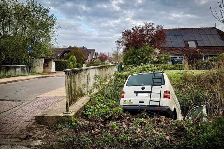 Transporter im Gewässer, Polizei und Feuerwehr bei Bergung, Zeugen gesucht.