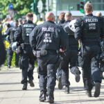 Audi-Fahrer nach Ausweichmanöver von der Straße abgekommen, verursacht 5.000 Euro Schaden.