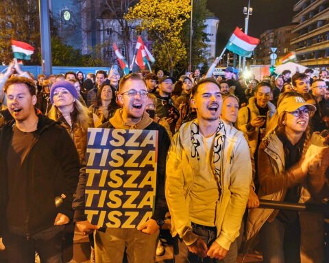 Tisza-Anhänger feiern euphorisch den Wahlsieg von Péter Magyar auf der Wahlparty.