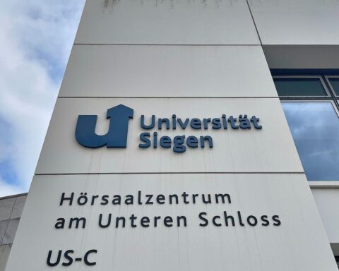 Universität Siegen, erfolgreich im Business-Ranking, stolz auf Top-Wissenschaftler und Forschungsergebnisse.