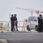 Polizeiabsperrung vor dem Bundeskanzleramt, Symbol für Proteste und Sicherheitsdebatten in Berlin.
