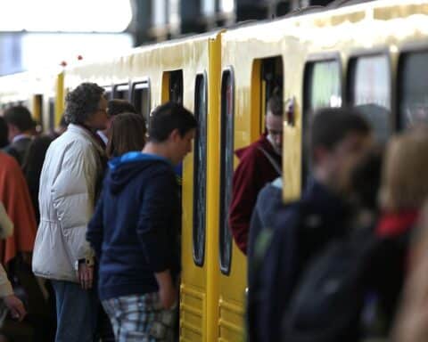 Fahrgäste in Berliner U-Bahn, symbolisieren Mobilitätsproblematik und Diskussion um Strafrecht und Ticketpreise.