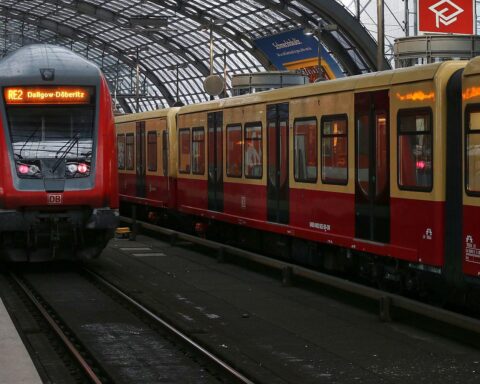 Regionalzug und S-Bahn im urbanen Umfeld, symbolisieren öffentliche Verkehrspolitik und Preisdebatte.