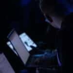 Zentrale Stelle zur Bekämpfung von Online-Betrug: Verbraucherschutz, Zusammenarbeit von Banken und Ermittlungsbehörden.