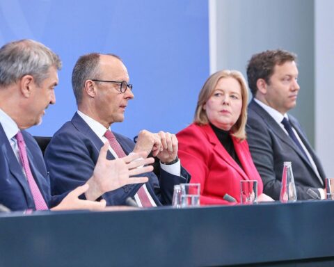 Politiker bei Pressekonferenz sprechen über Koalitionsreformen und künftige Vorhaben am 12. Mai.