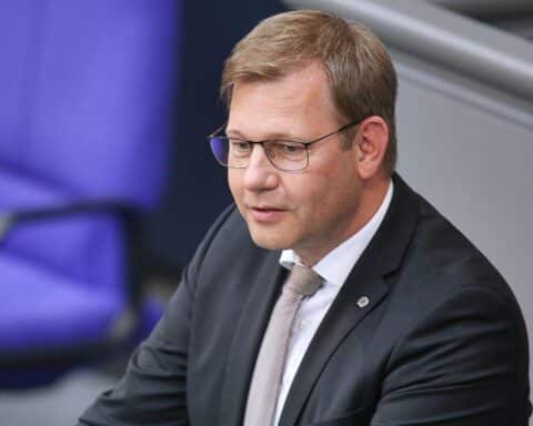 Thomas Erndl diskutiert Wehrdienstmodernisierung, Genehmigungspflicht, Sicherheitspolitik in Berlin.