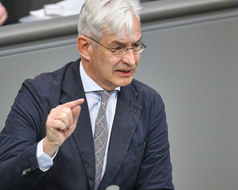 Mathias Middelberg warnt vor Schuldenaufnahme wegen Iran-Krieg, betont wirtschaftliche Risiken und Zinslast.