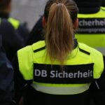 Sicherheitskontrollen an Bahnhöfen, um Passagiere vor Bedrohungen im Zug zu schützen.