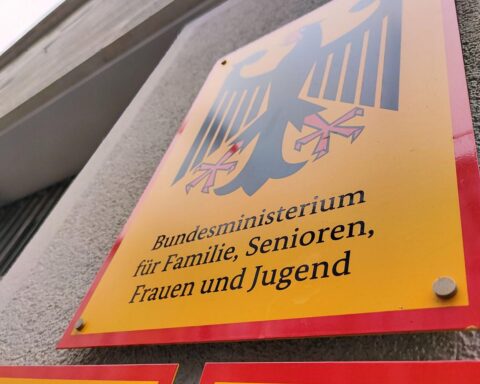 Familienministerium in Berlin; Umstrukturierung des Demokratieförderprogramms und politische Kontroversen.