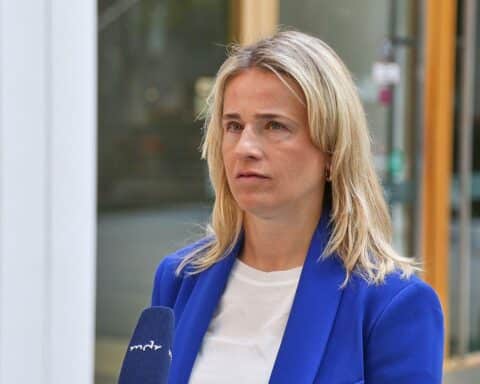 Verena Bentele diskutiert soziale Gerechtigkeit und Steuermodelle in Berlin, fokussiert auf Familienförderung.