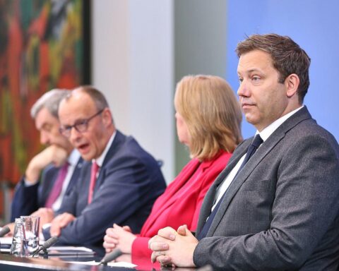 VdK-Präsidentin kritisiert in Pressekonferenz unzureichende Maßnahmen gegen hohe Energiepreise für bedürftige Haushalte.