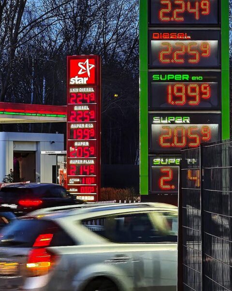 Tankstelle im Fokus: Kritische Stimmen zur Steuersenkung und Hilfen für Geringverdiener.