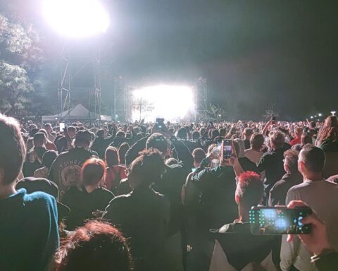 Zuschauer genießen Konzert, Ticketproblematik steht im Fokus von Verbraucherschützern und Transparenzforderungen.