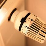 Heizung im winterlichen Wohnraum, symbolisiert steigende Kosten und mögliche Energiekrise.