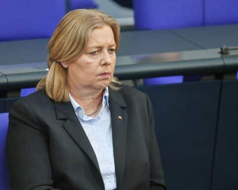 Bärbel Bas im Gespräch mit Gewerkschaftern, symbolisiert Einsatz für Arbeitnehmerrechte und soziale Gerechtigkeit.