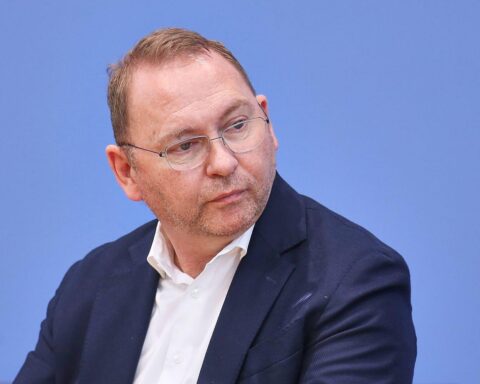 Frank Werneke kritisiert Bundesregierung für Entlastungsprämie und fordert Maßnahmen gegen Mineralölkonzerne.