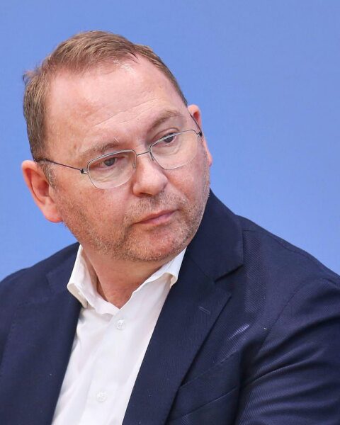 Frank Werneke kritisiert Bundesregierung für Entlastungsprämie und fordert Maßnahmen gegen Mineralölkonzerne.