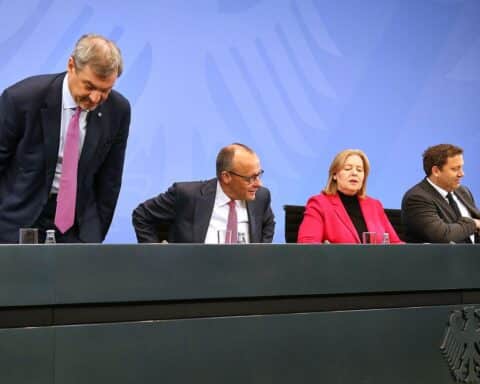 Pressekonferenz mit Politikern zur steuerfreien Prämie und Energiesteuersenkung. Kritische Stimmen vertreten.