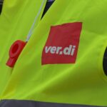 Protestaktion von Verdi gegen Gesundheitsreform, Frank Werneke mit entschlossener Miene und Plakaten.