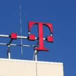 Warnstreik-Symbolik: Protestierende Mitarbeiter der Deutschen Telekom mit Plakaten und Fahnen in Aktion.