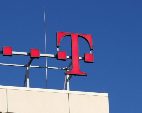 Warnstreik-Symbolik: Protestierende Mitarbeiter der Deutschen Telekom mit Plakaten und Fahnen in Aktion.