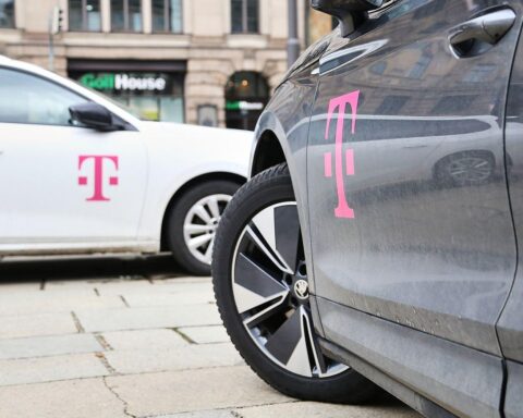 Telekom-Fahrzeuge mit Streikflaggen symbolisieren den Warnstreik und die Forderungen der Gewerkschaft Verdi.