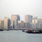 Bild von Dubai mit Öltanks, Investitionen in erneuerbare Energien und strategischen Entwicklungen im Energiesektor.