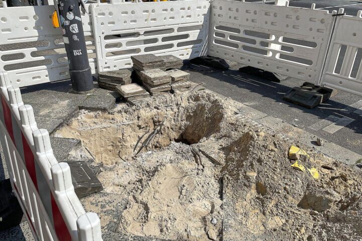 Baustelle mit Absperrungen und Verkehrsumleitungen aufgrund von Bauarbeiten und Veranstaltungen in Schwerin.