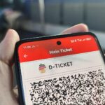 Ein Deutschlandticket, umgeben von Symbolen der Energiekrise und Preisdiskussionen.