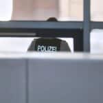 Polizeiauto vor Unfallstelle mit Verkehrsschildern, symbolisiert steigende Verkehrsunfälle in Chemnitz.